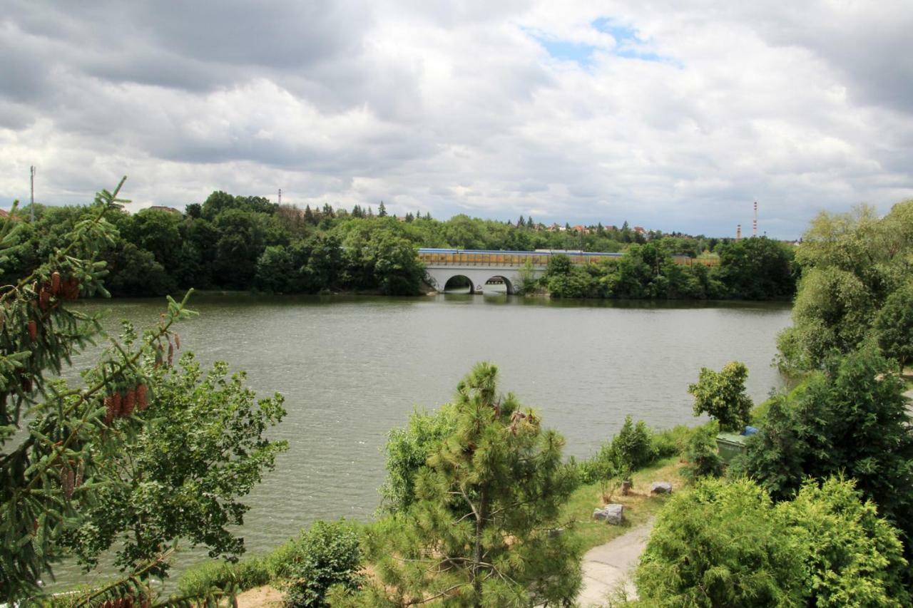 פראג Apartments Near The Pond מראה חיצוני תמונה